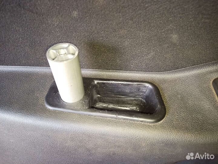 Подлокотник на дверь водителя