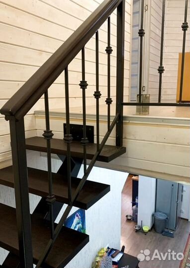 Лестница на металлокаркасе открытого типа