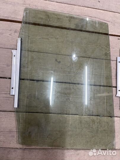 Стекло задней левой двери Toyota Highlander 2