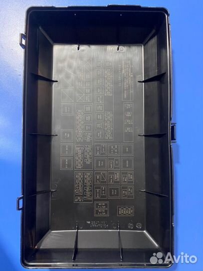 Крышка корпуса блока предохранителей передняя