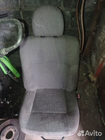 Сиденья рено логан