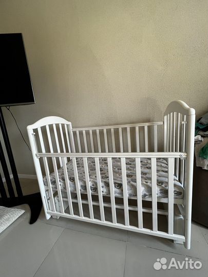 Детская кроватка с маятником белая