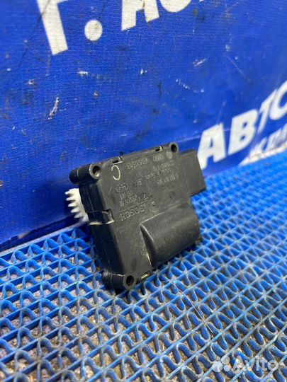 Моторчик заслонок отопителя Audi A6C6 седан 2005