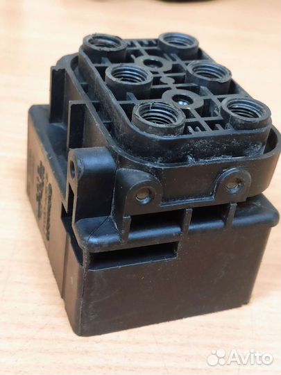 Блок клапанов пневмоподвески Vag