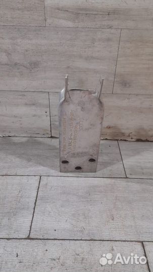 Кронштейн усилителя передний левый Mercedes E