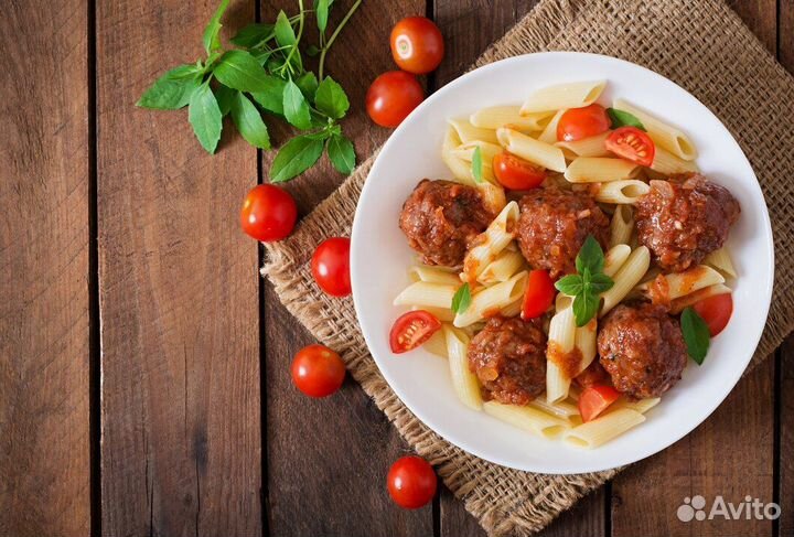 Сотрудник раздачи в столовую