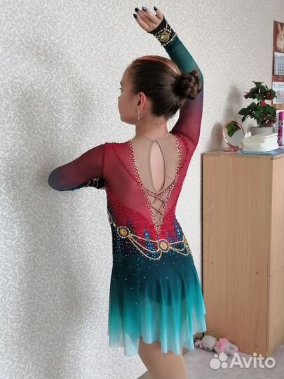 Костюм для выступлений по фигурному катанию