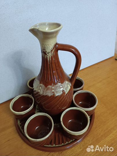 Глиняный кувшин с бокалами для вина (Болгария)