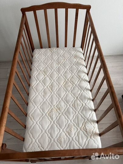 Детская кроватка с маятником