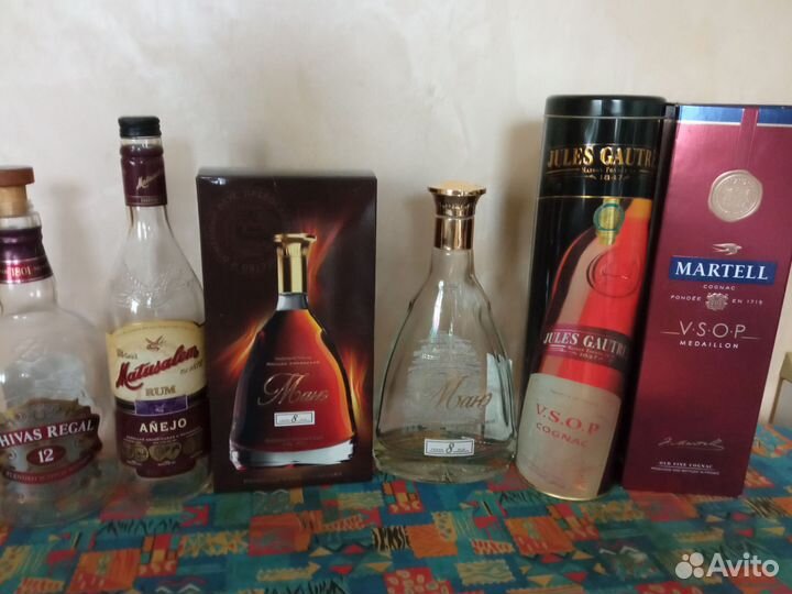 Бутылки и коробки из-под коньяка и виски