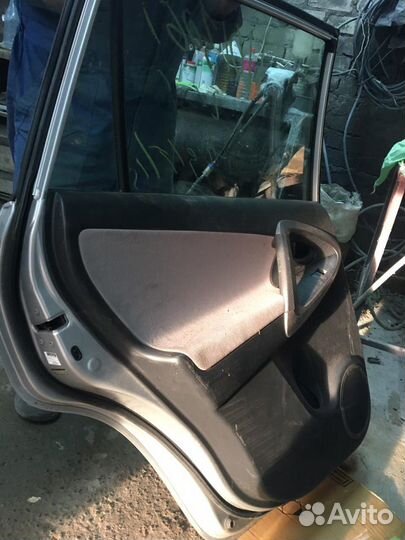Задняя левая дверь Рав4