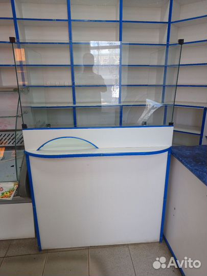 Витрины,прилавки и холодильник