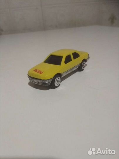 Игрушечный автомобиль