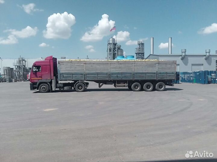 Водитель с полуприцепом зерновоз