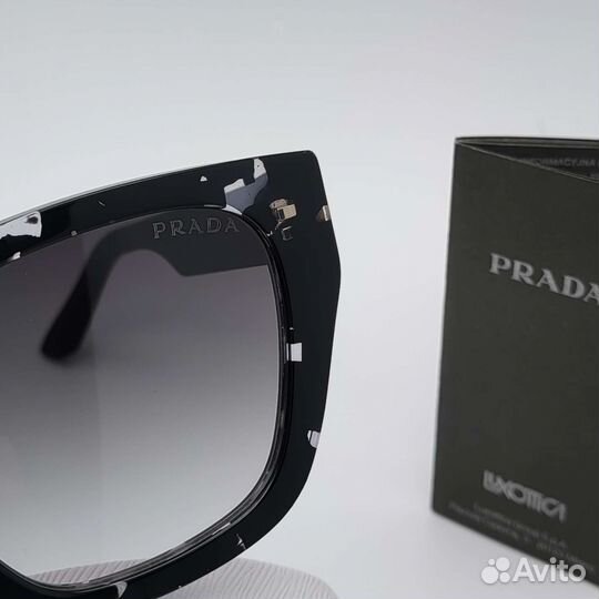 Женские солнцезащитные очки Prada