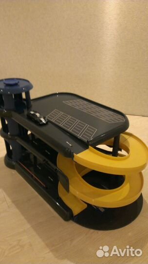 Многоуровневый игрушечный паркинг