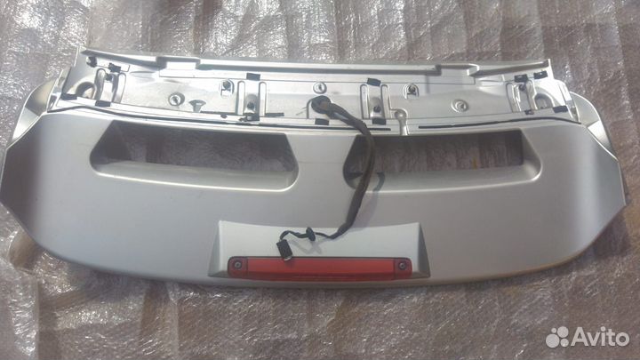 Спойлер на 5-ю дверь багажника Toyota Nadia