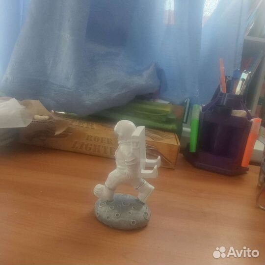 Подставка для телефона в виде космонавта