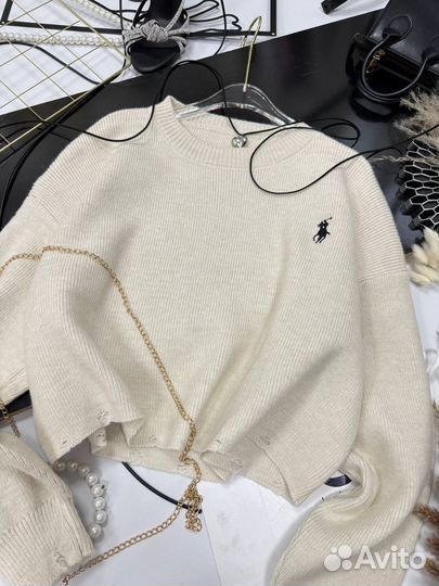 Стильный свитер женский