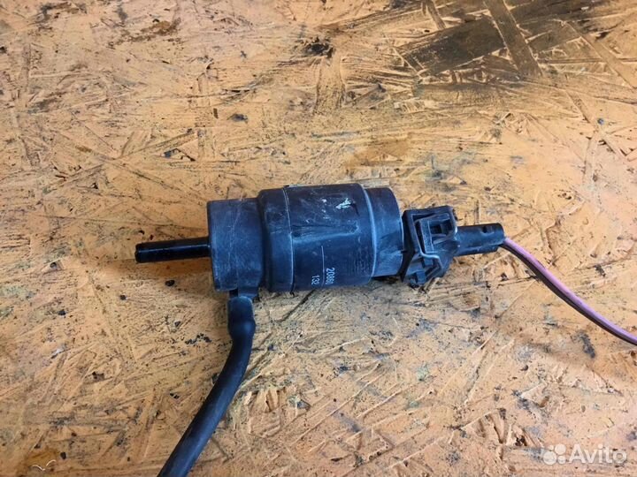Насос (моторчик) омывателя стекла Nissan 2004 Prim