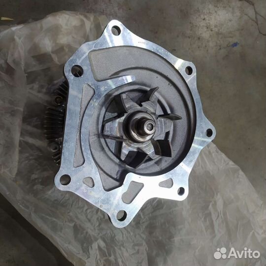 Помпа водяная с вискомуфтой nissan 21010-80GX9 2.7