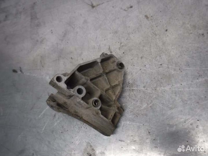 Опора двигателя передняя правая Лада Приора 126