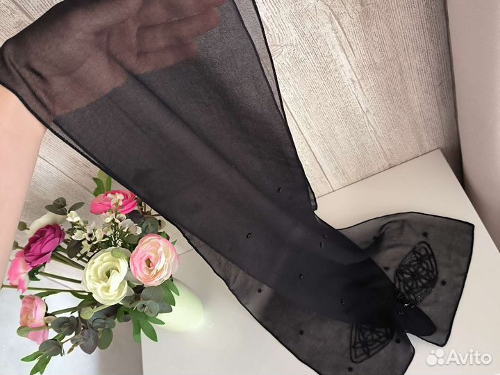 Платок чёрный украшенный бисером