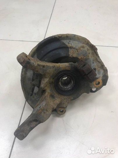 Кулак поворотный передний правый