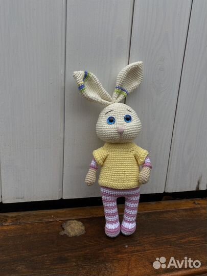 Вязаная игрушка ручной работы- Заяц