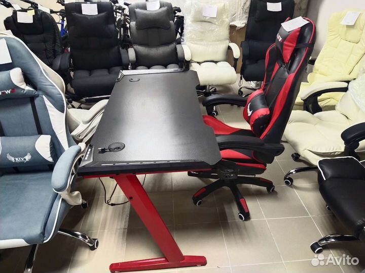 Игровой компьютерный стол с RGB-подсветкой