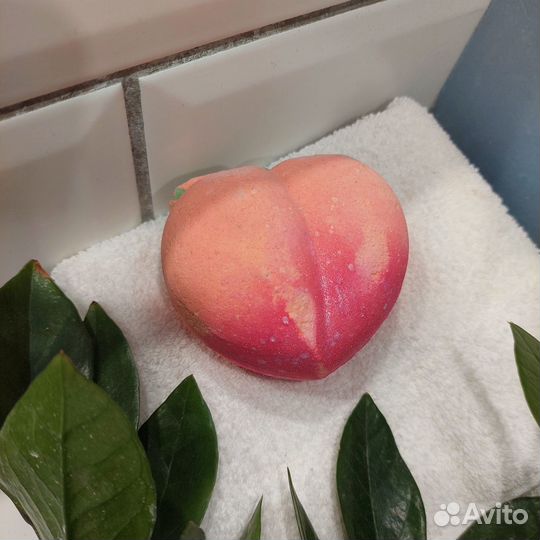 Бомбочка для ванны lush Peachy