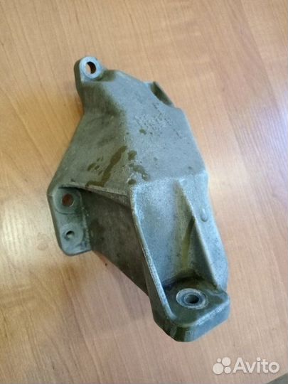 Кронштейн опоры двигателя левый Volkswagen Passat