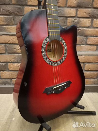 Акустическая гитара красная