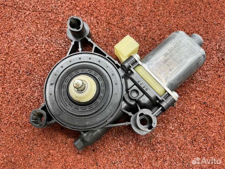 Моторчик стеклоподъемника передний правый Skoda