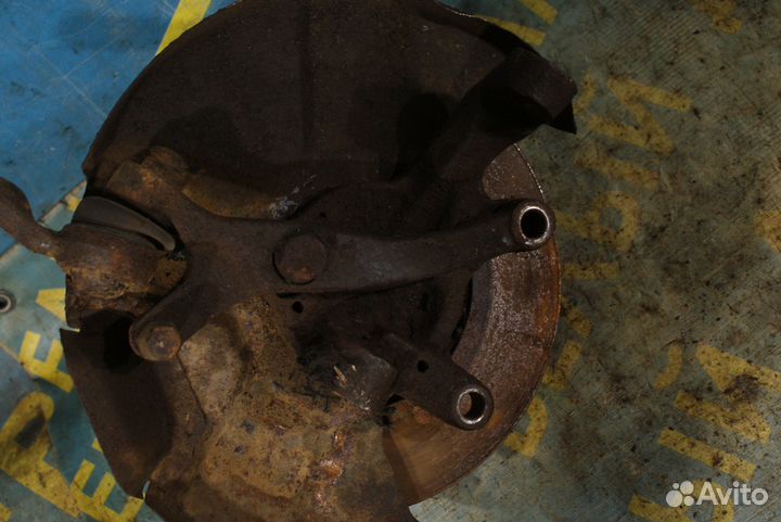 Передний поворотный кулак Nissan Urvan King