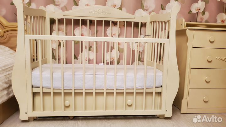 Детская кровать и комод