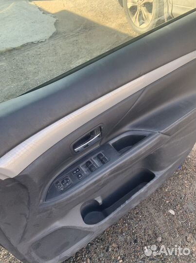 Дверь правая передняя и задняя Mitsubishi Outlande