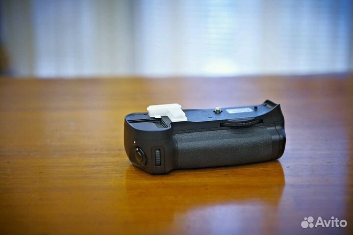 Батарейный блок (батарейная ручка) Nikon MB-D 10