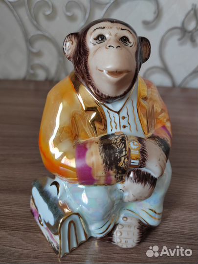 Фарфоровая статуэтка Обезьяна 