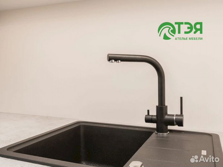 Серая угловая кухня