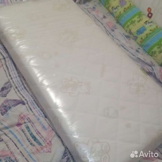 Детская кроватка с маятником и ящиком