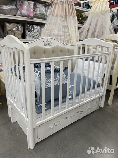 Королевские кровати с маятником и без