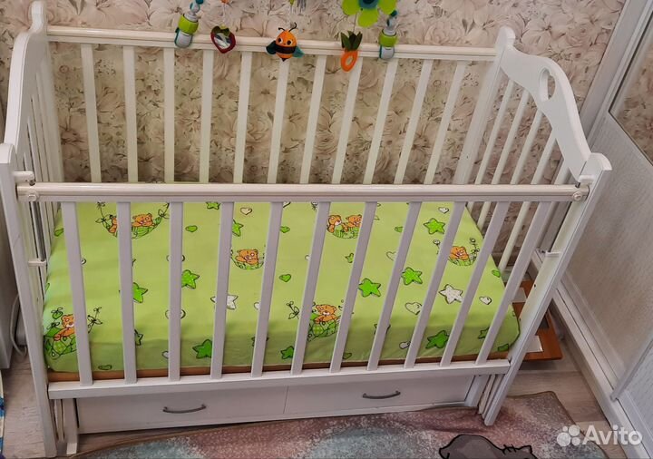 Детская кроватка с маятником белая