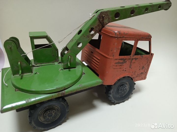 Машина. Автокран из металла советских времён