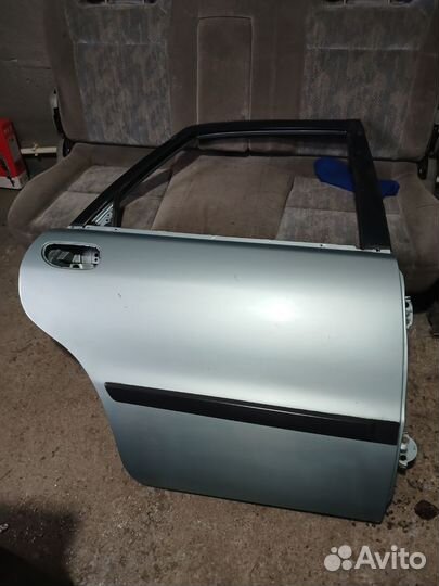 Задняя правая дверь Volvo s40