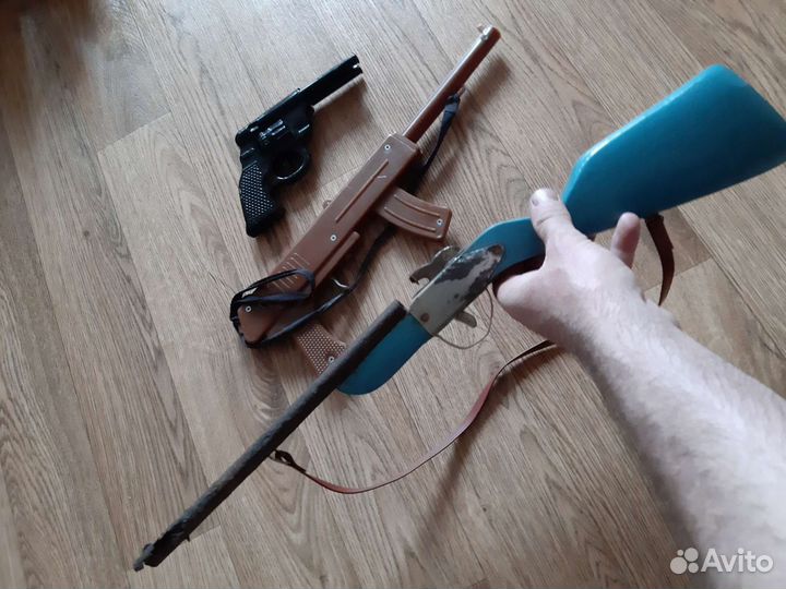 Детский игрушечный пистолет