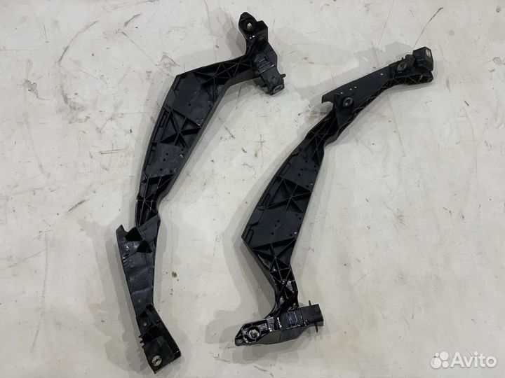 Правая направляющая фары Porsche Macan 95B