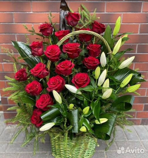 Из живых цветов траурные корзины