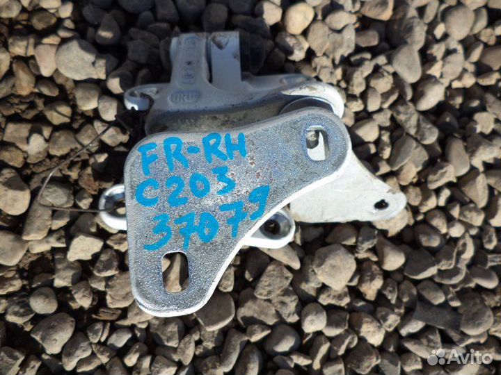 Петля двери передняя правая Mercedes-Benz C180