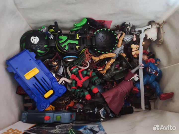 Коробка с игрушками, солдатики